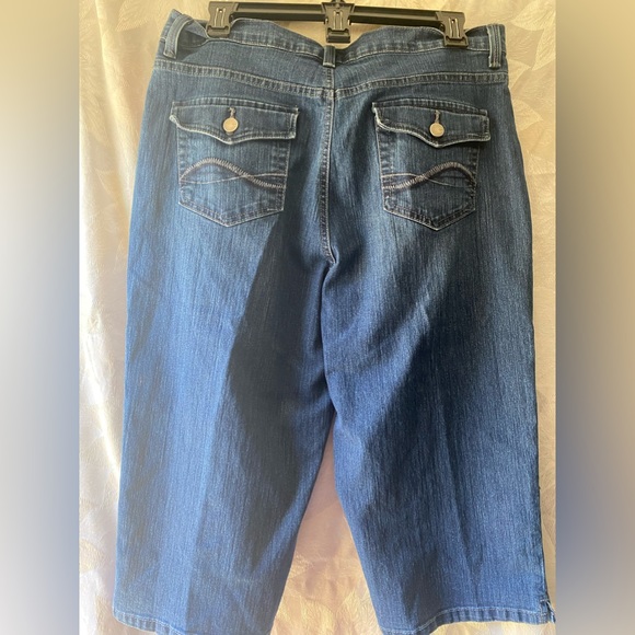 Women’s Gloria Vanderbilt blue Jean capris - Picture 4 of 7